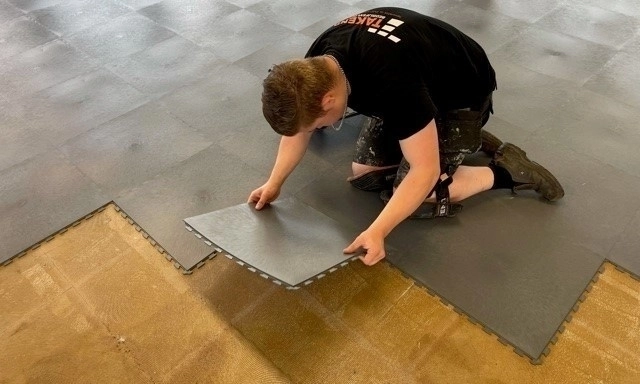 PVC-Klickfliesen: ideal für einen Messeboden